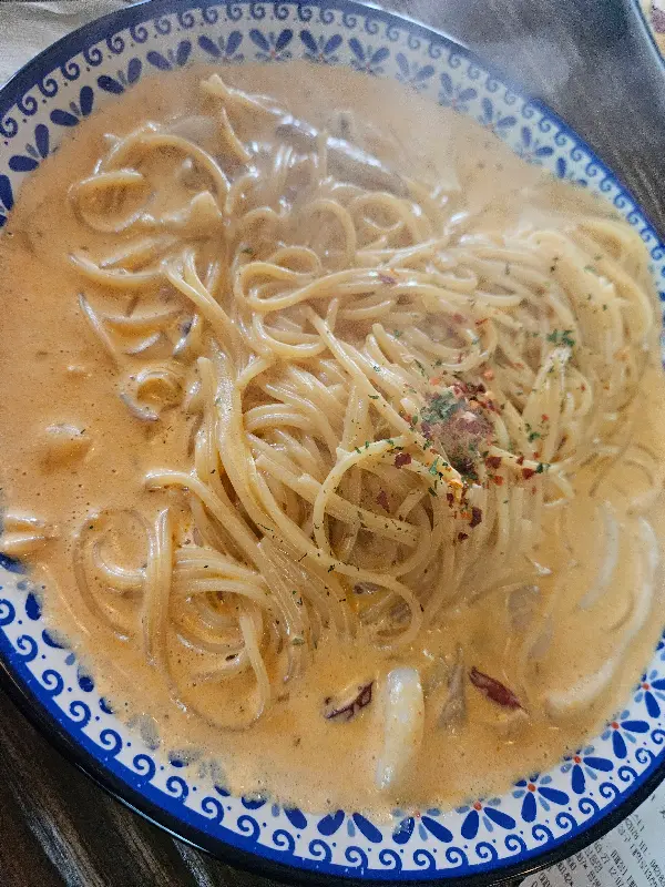 김이 모락모락 나는 파스타