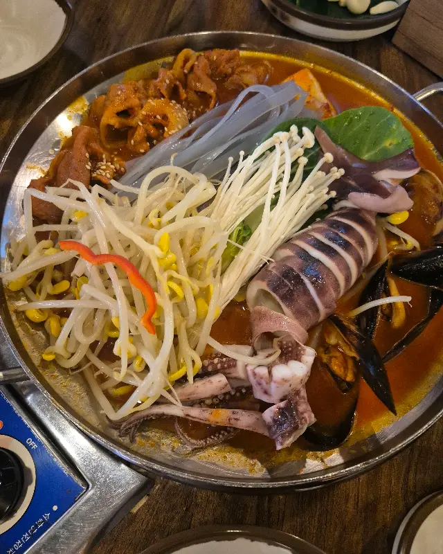 불고기, 오징어, 콩나물, 당면이 가득한 93불고기오징어전골