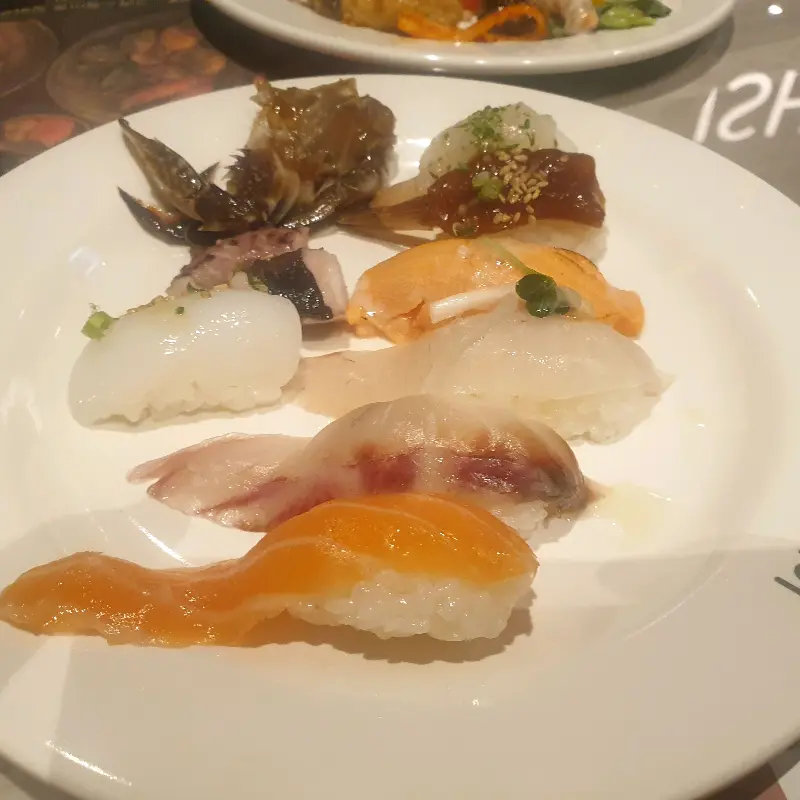 초밥 코너의 다양한 초밥들