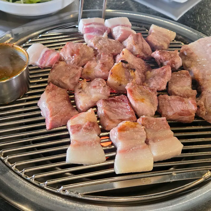 육즙 가득한 흑돼지 근고기