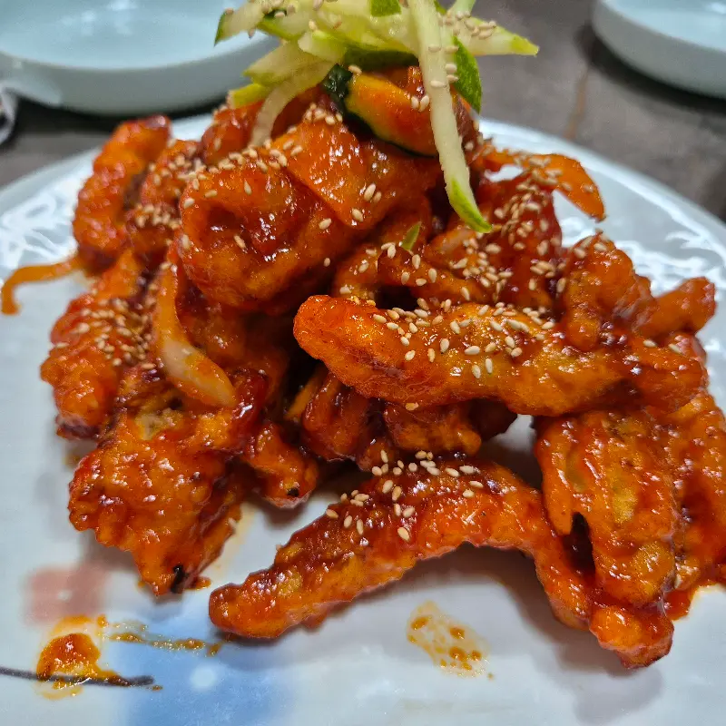 윤기가 좔좔 흐르는 볶음 탕수육