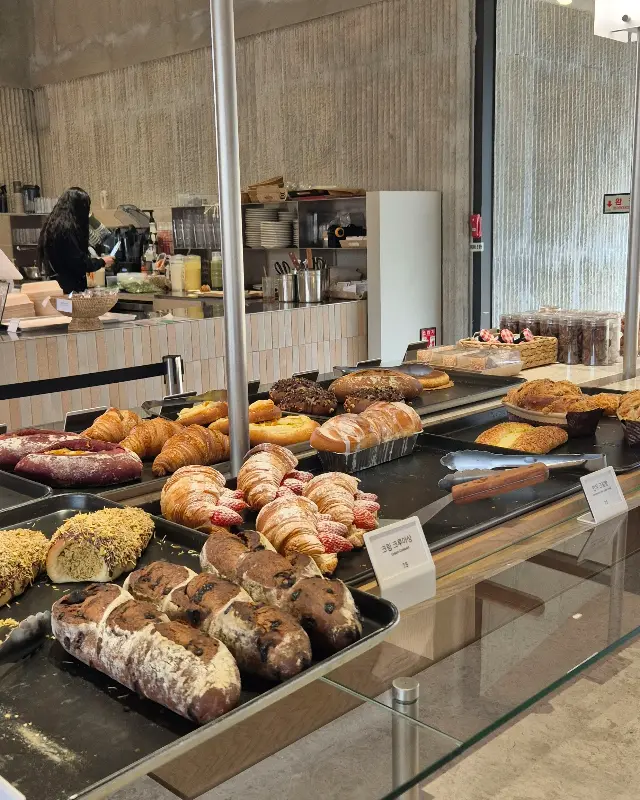 다양한 빵들이 진열된 베이커리 코너