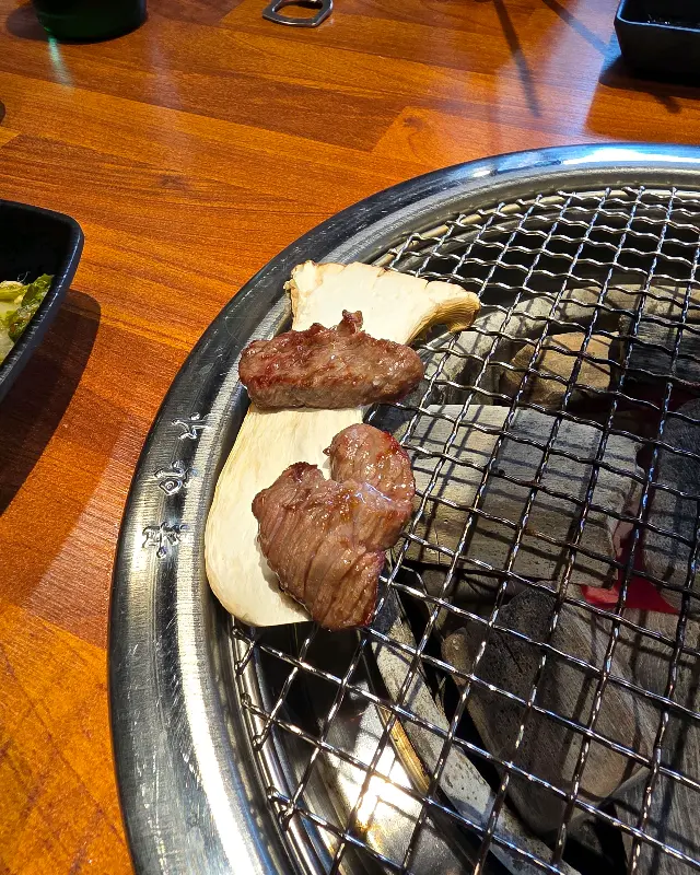 잘 구워진 고기와 버섯