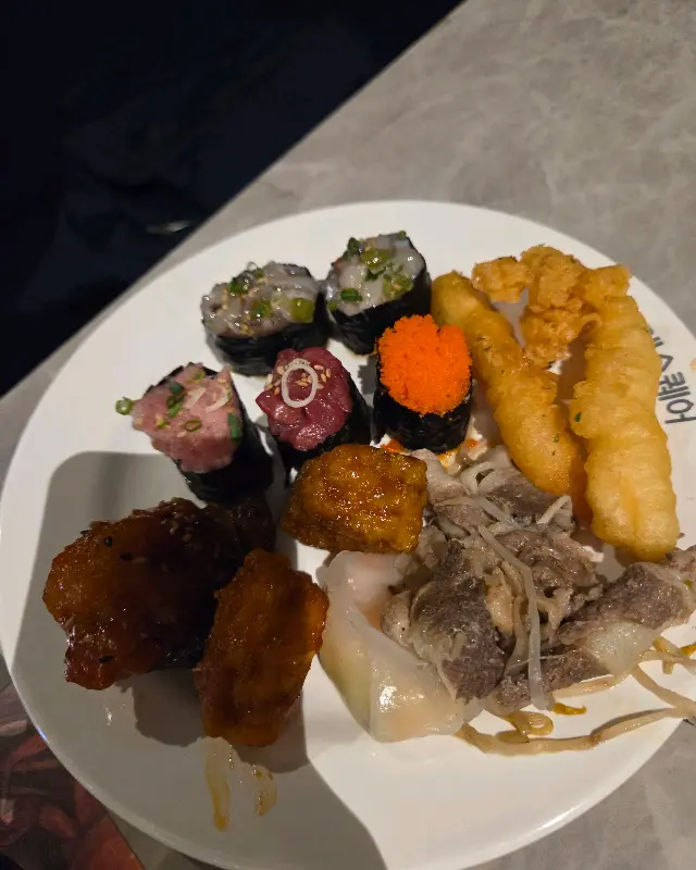 접시에 담긴 스시와 튀김