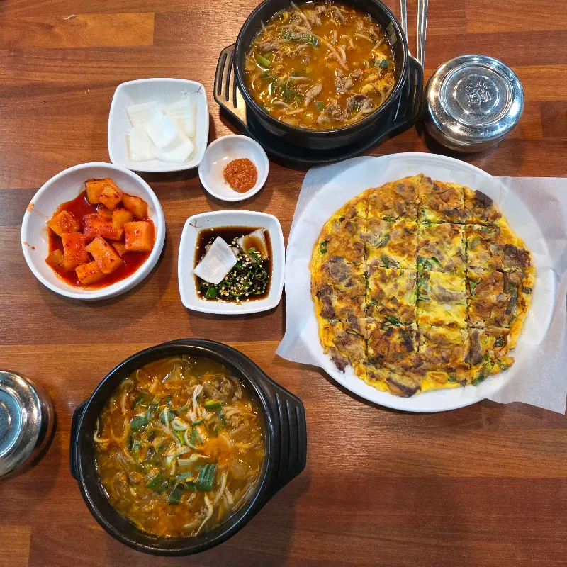 한우국밥과 육전, 깍두기 등 푸짐한 한 상