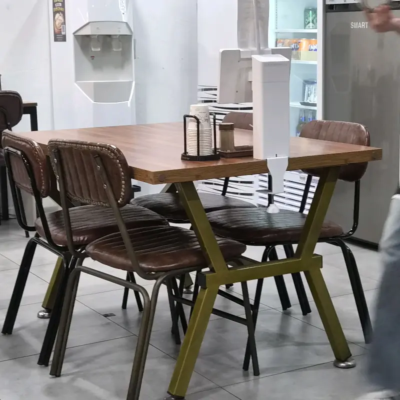 깔끔하고 쾌적한 내부 테이블 좌석