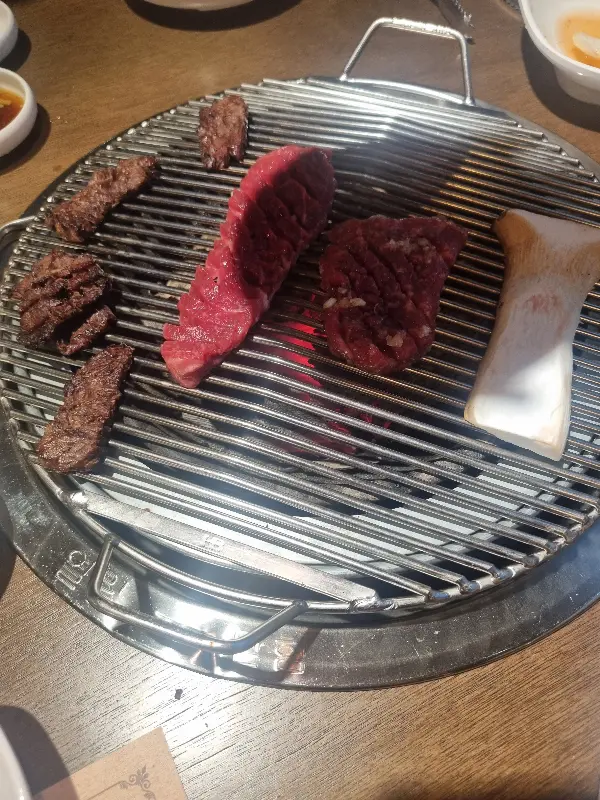 숯불에 구워지는 고기