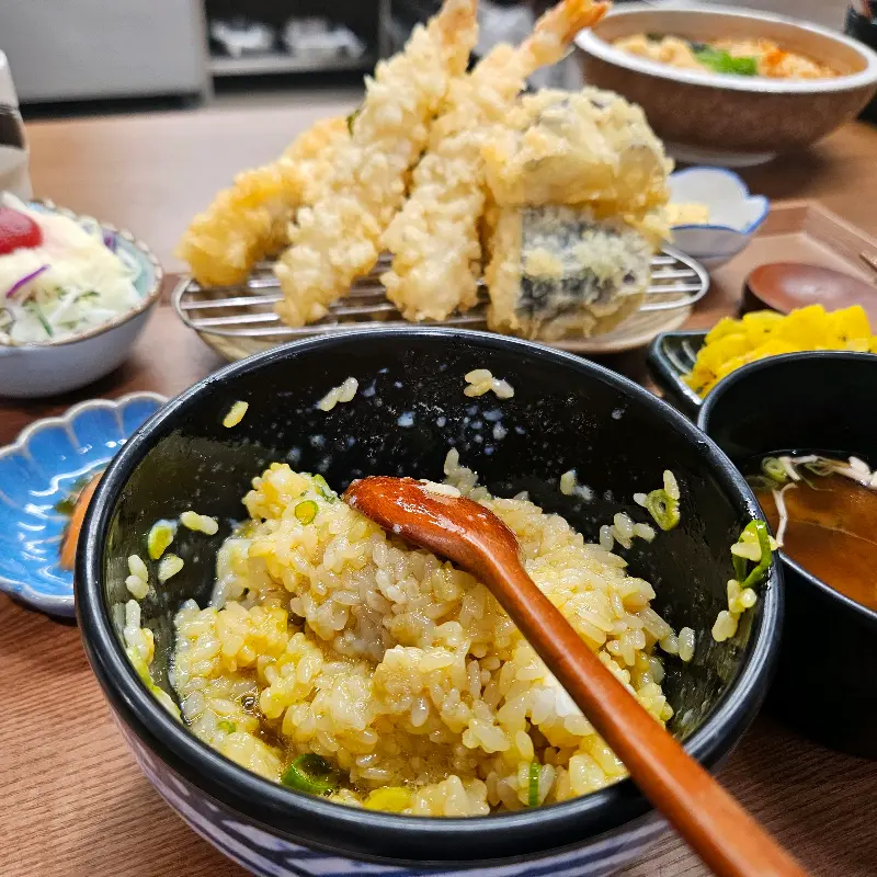 먹음직스러운 튀김과 밥