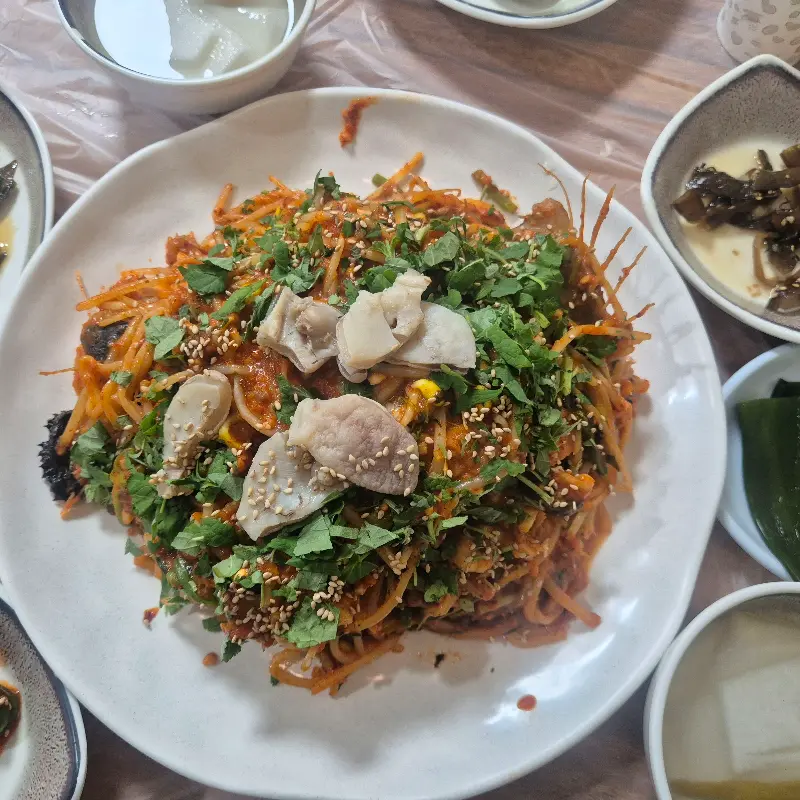 한 상 가득 차려진 아구찜