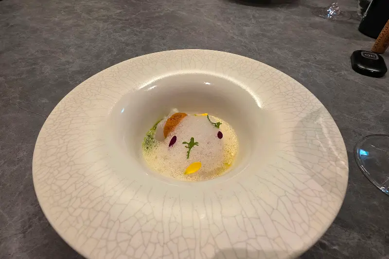 고우가의 섬세한 플레이팅이 돋보이는 요리