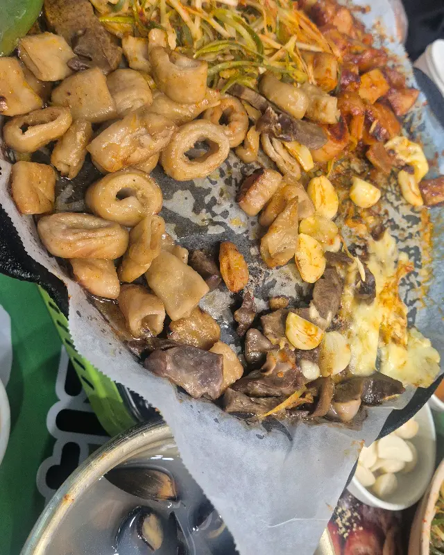 해전막창 불판 위 푸짐한 막창