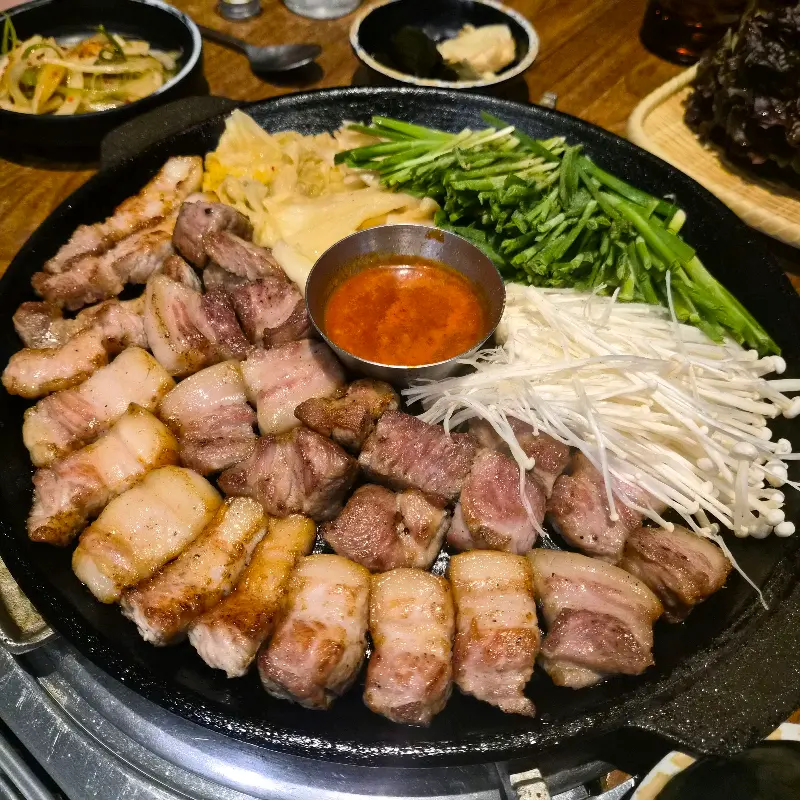 육즙 가득한 삼겹살 구이의 클로즈업