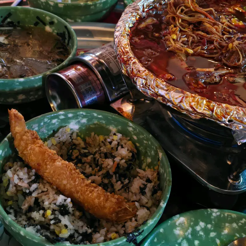 닭발과 칼국수 사리, 주먹밥, 묵사발이 함께 놓인 테이블