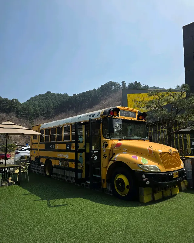 카페 외관과 스쿨버스
