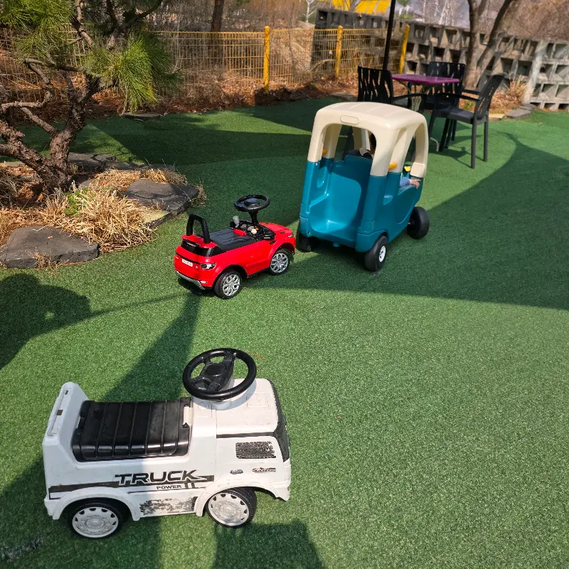 야외 키즈존에 놓인 장난감 자동차들