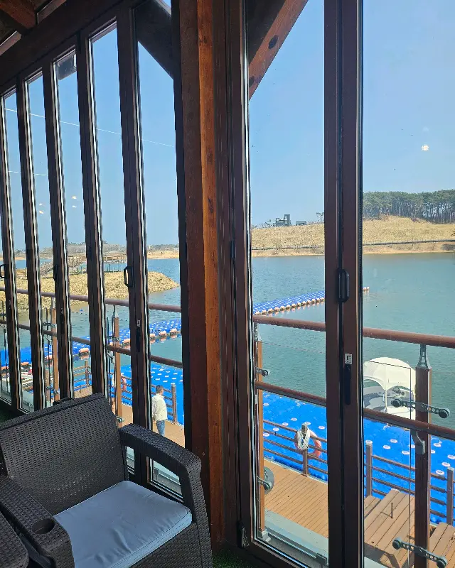 통창으로 보이는 남대천 뷰