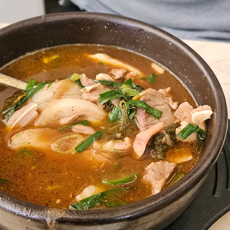 장순대국의 푸짐한 내용물