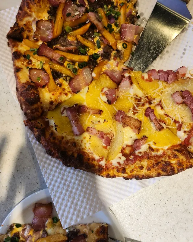 하와이안 피자와 제스티잭슨 피자가 반반으로 조합된 모습