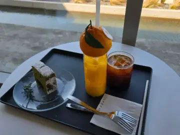 성산의 푸른 바다와 노란 유채꽃 향연, 제주 카페 “오른”에서 맛보는 황홀경 맛집