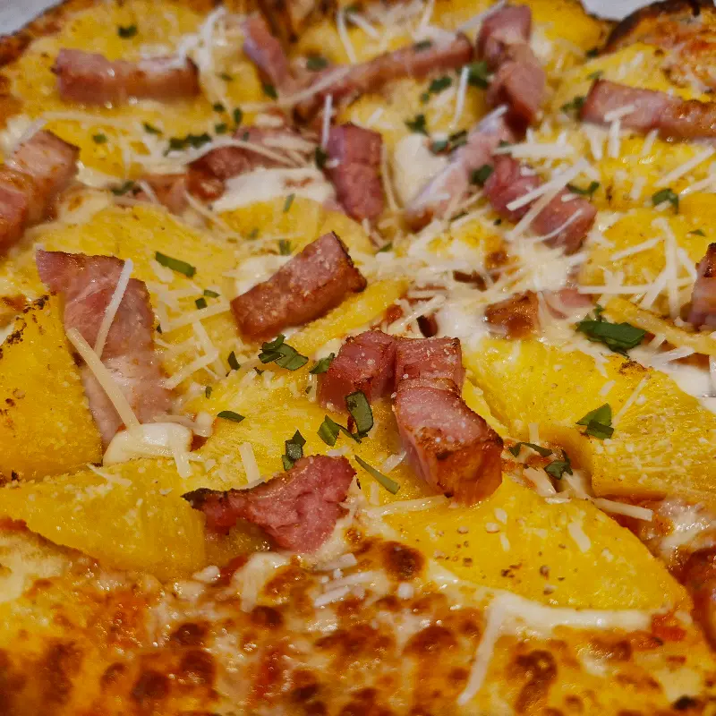 달콤한 파인애플과 짭짤한 베이컨의 조화가 일품인 하와이안 피자