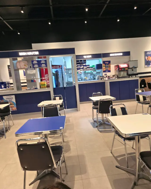 다운타우너 부산롯데광복점의 넓고 깔끔한 매장 내부