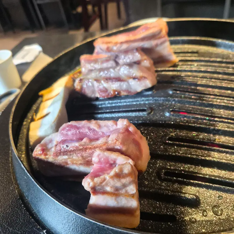 맛있게 익어가는 목살과 버섯