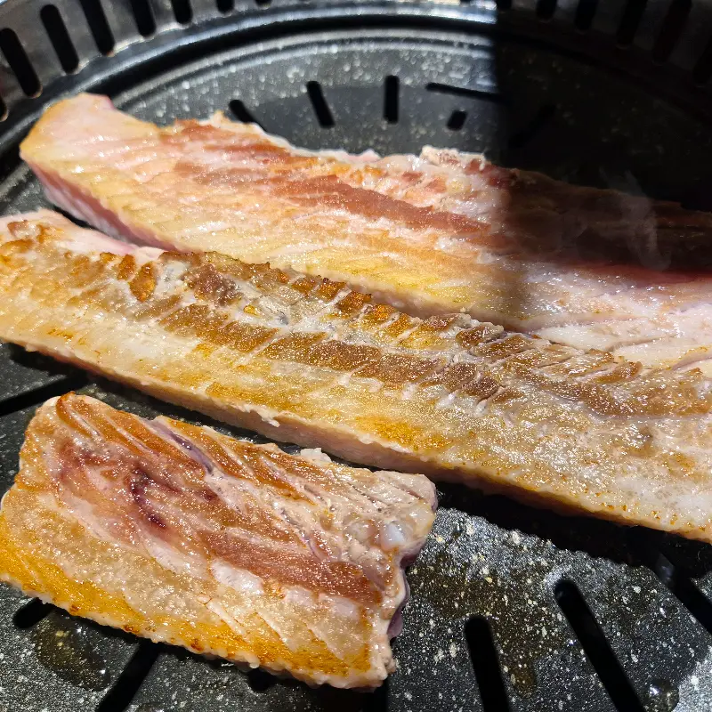 노릇하게 구워진 오겹살