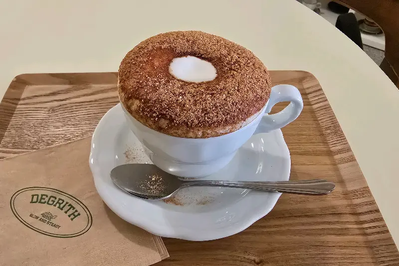 카푸치노 위에 시나몬 가루가 듬뿍 뿌려진 모습