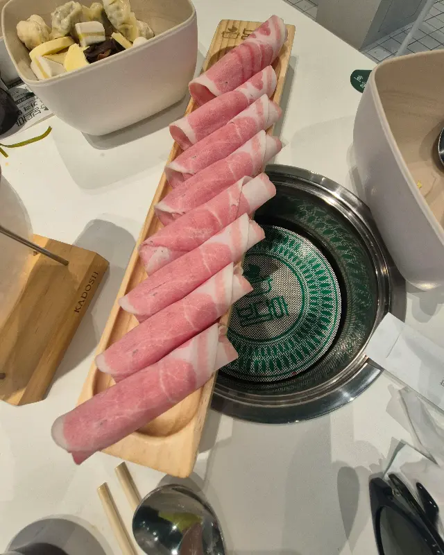 다양한 소스와 함께 즐기는 샤브샤브