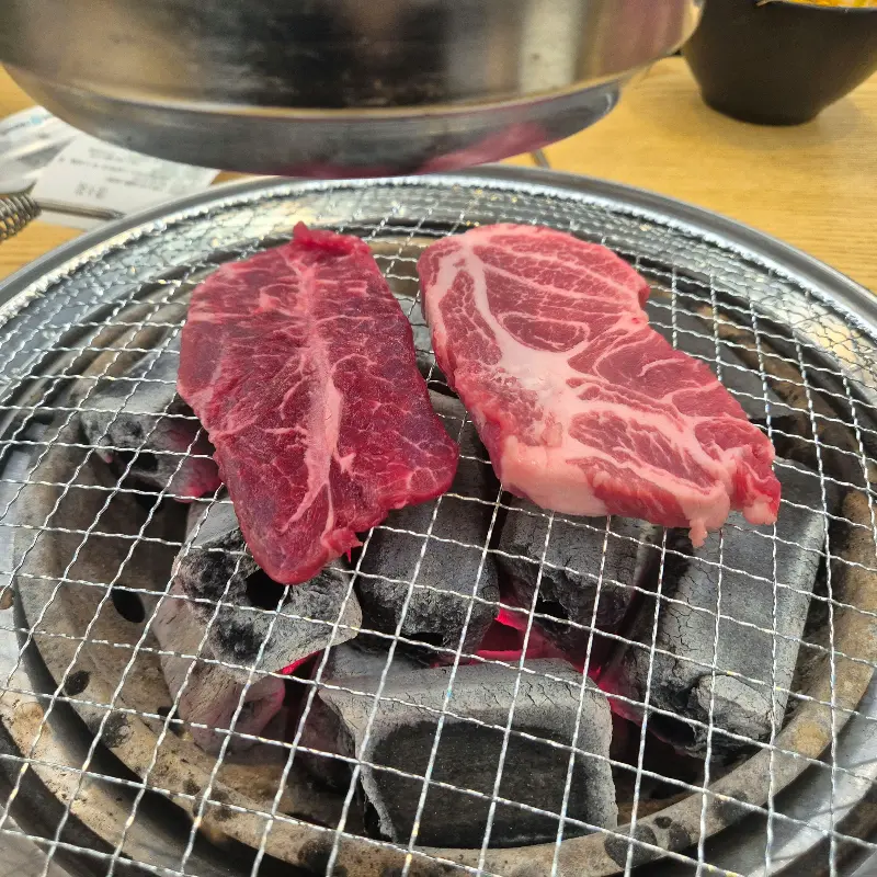 숯불 위에서 익어가는 소고기