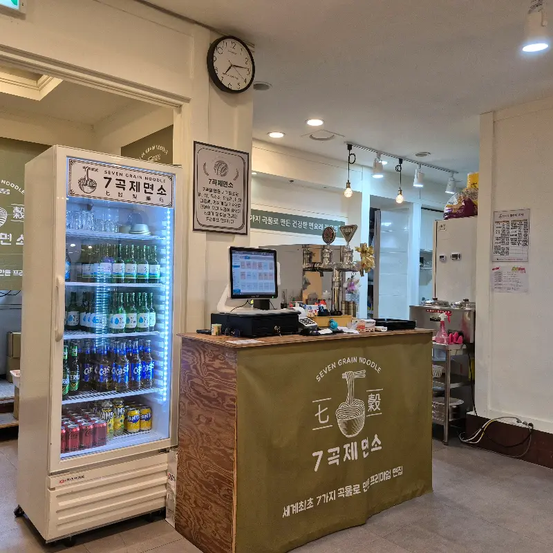 깔끔한 카운터와 음료 냉장고