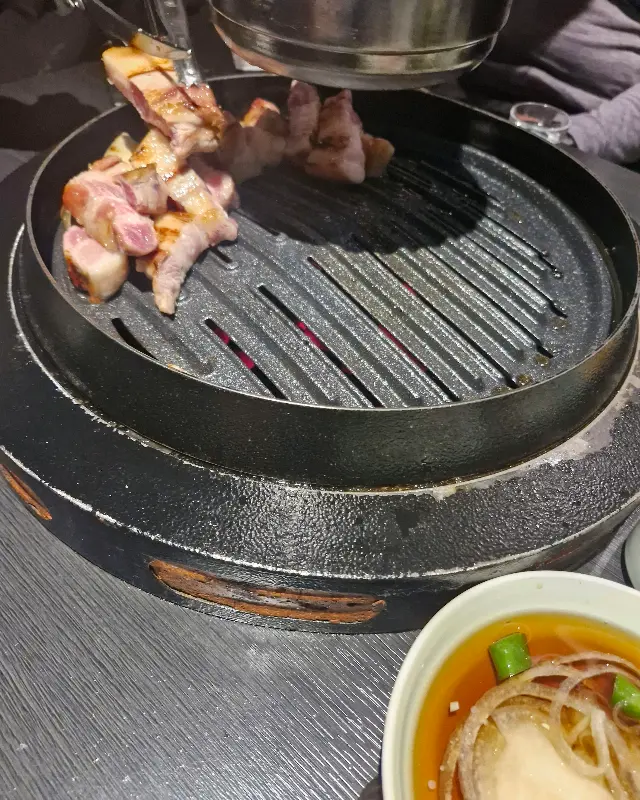 맛있게 구워지고 있는 돼지고기