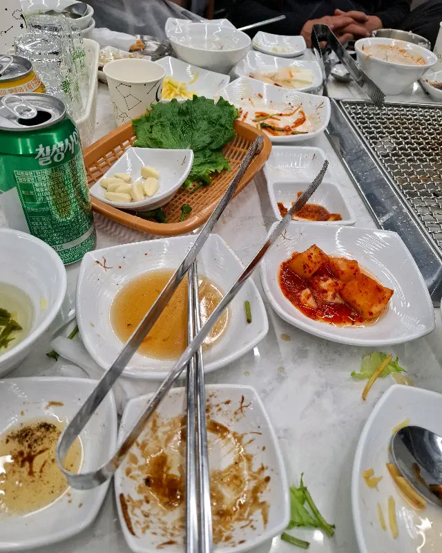 깨끗하게 비워진 테이블