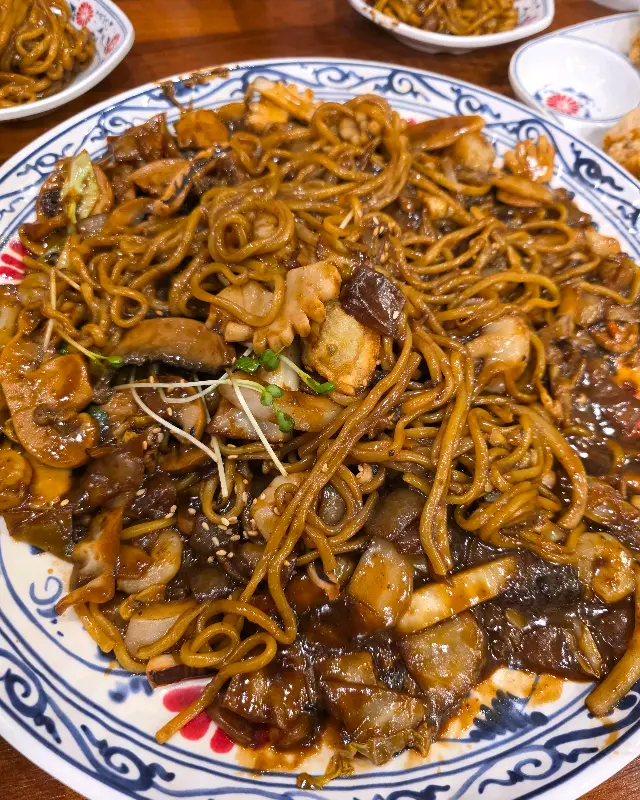 쟁반짜장의 푸짐한 모습