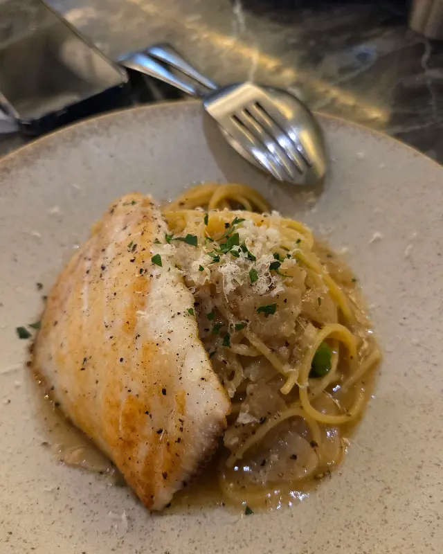 오렌지색 조명 아래 파스타