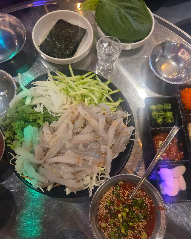 다양한 쌈 채소와 막회