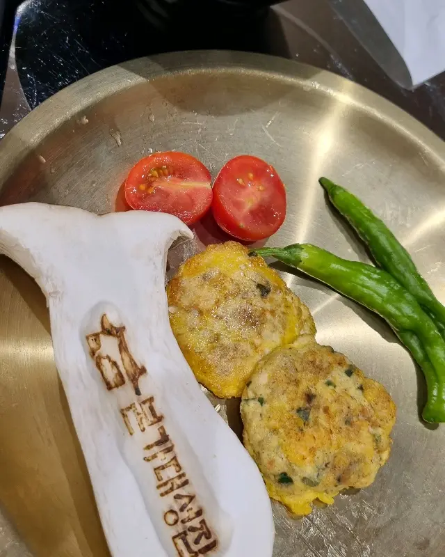 계란말이와 버섯, 방울토마토가 함께 담겨있는 모습