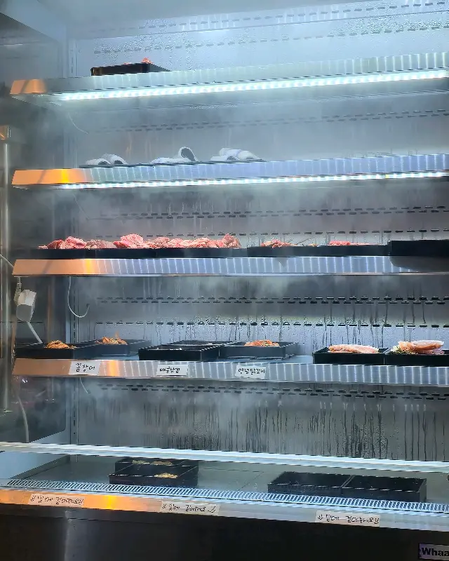 장어와 소고기가 신선하게 보관된 냉장 쇼케이스