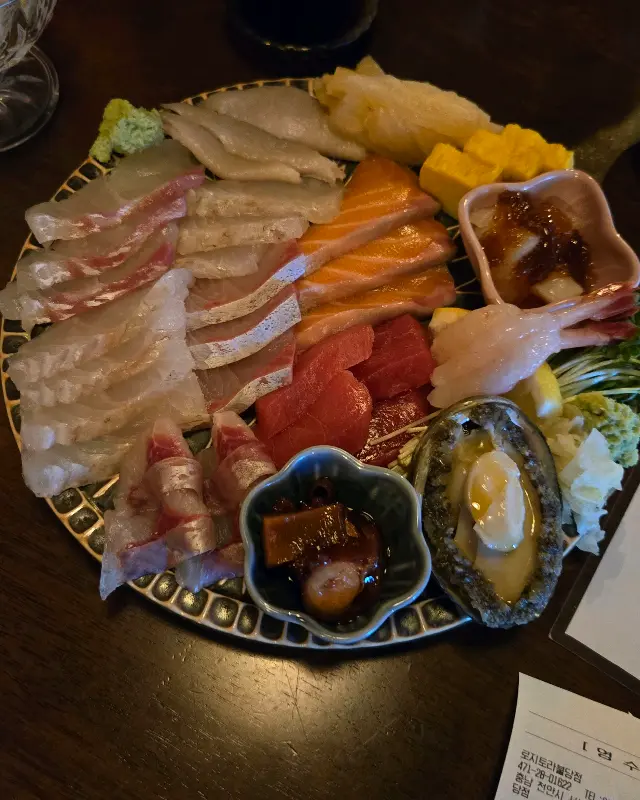 다채로운 구성의 모듬 숙성회