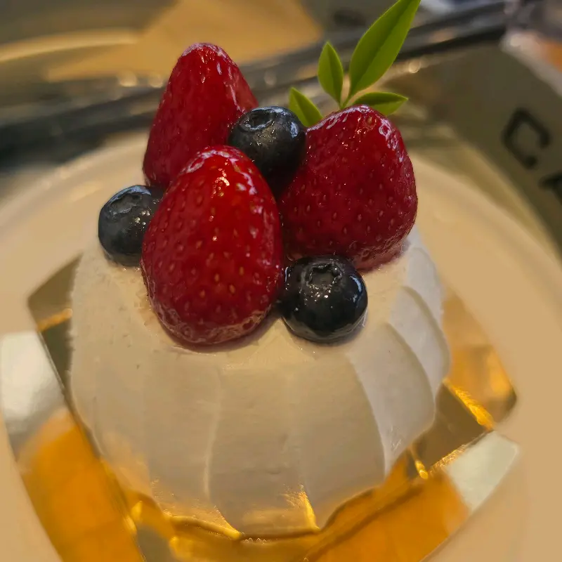 눈으로도 즐거운 딸기 요거트 케이크