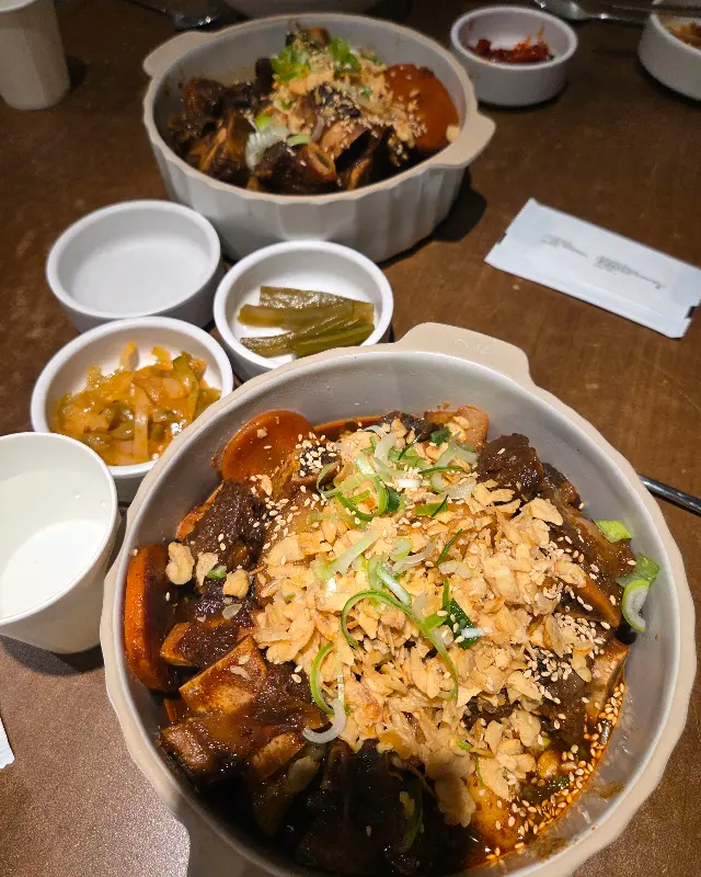 윤기가 흐르는 갈비찜과 마늘 후레이크의 조화가 환상적이다.