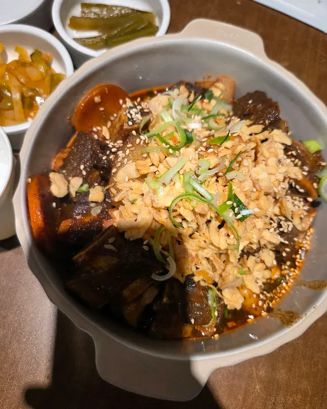 소갈비찜, 감자전, 아란치니, 육회비빔밥 등 다양한 메뉴를 맛볼 수 있다.