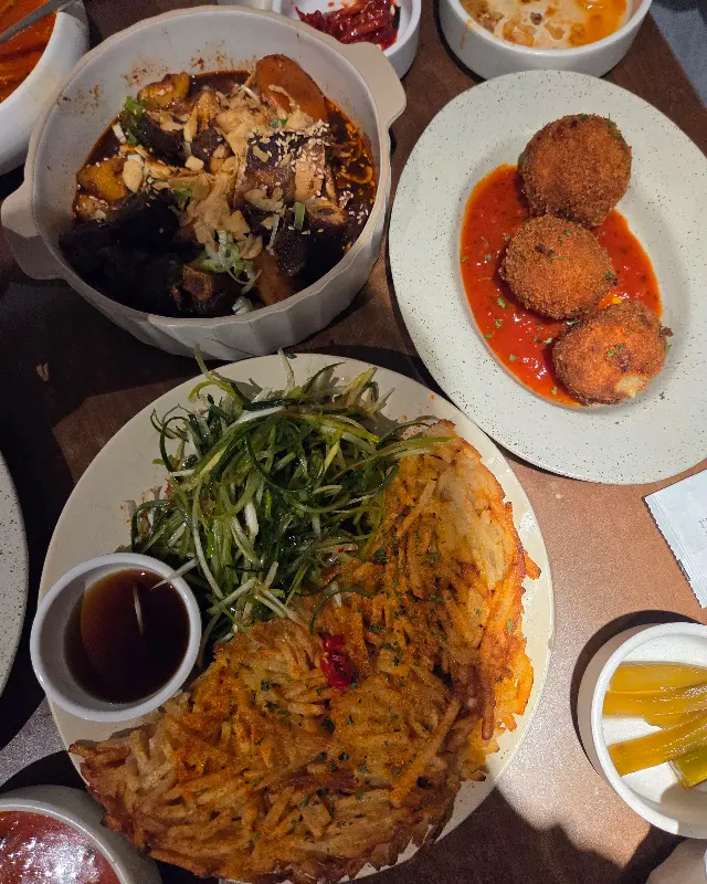 소갈비찜, 아란치니, 감자전이 한 상 가득 차려진 모습