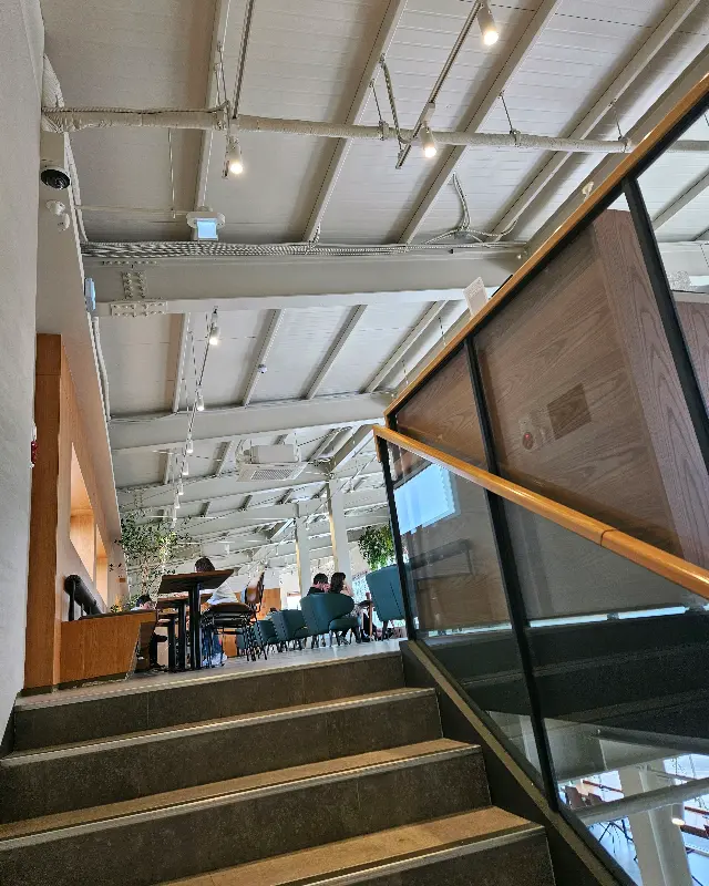 탁 트인 2층 내부