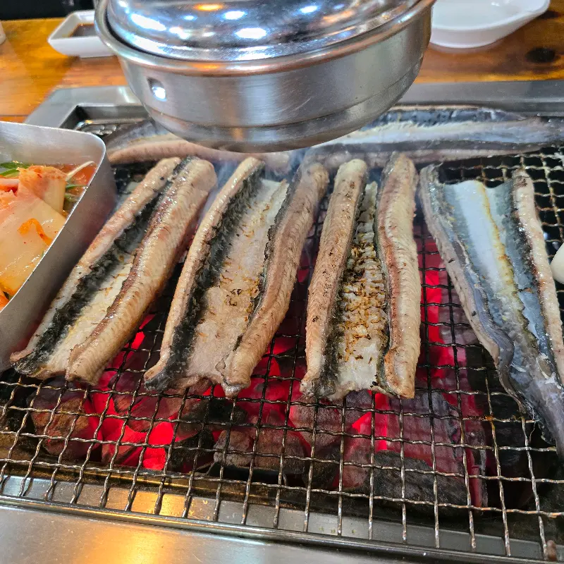숯불 위에서 익어가는 장어