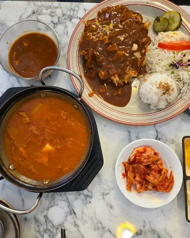돈까스와 김치찌개의 조화