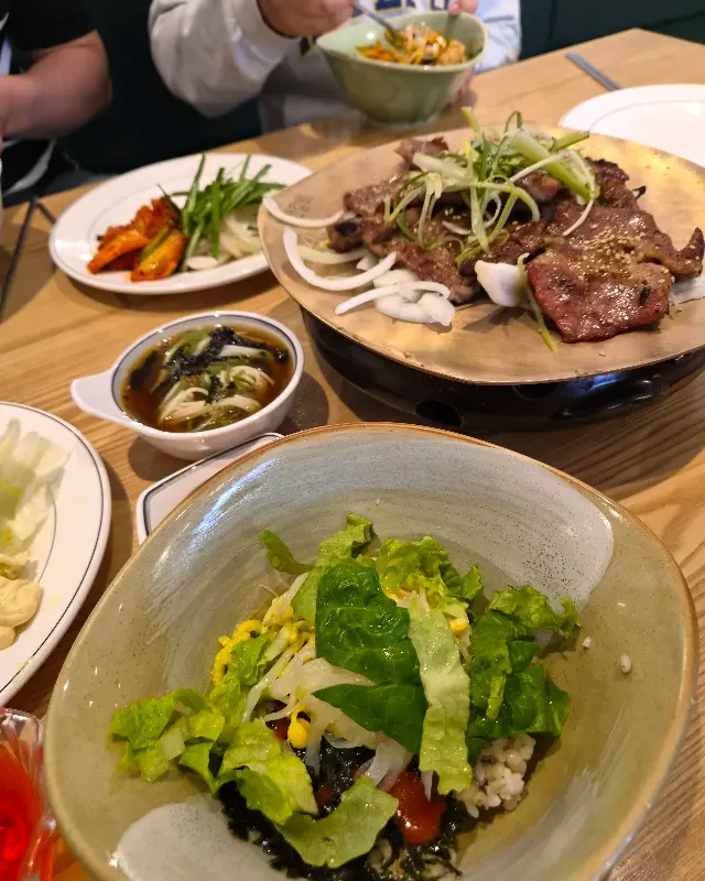 떡갈비와 샐러드바 음식