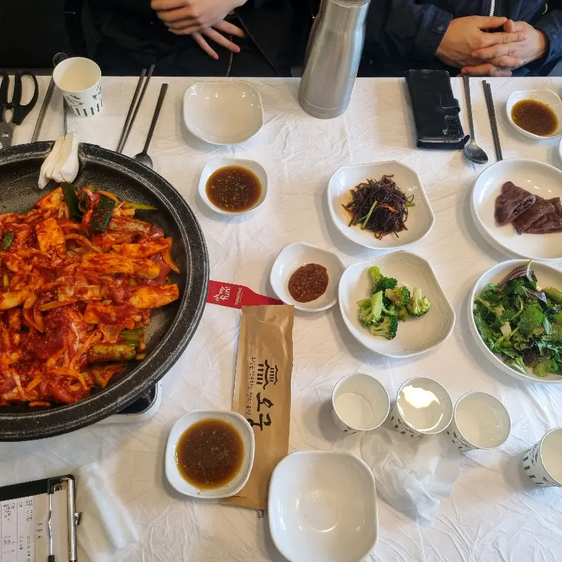 푸짐하게 차려진 밑반찬과 오리불고기