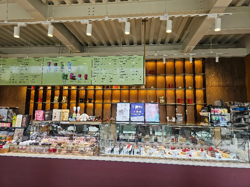 다양한 메뉴가 준비된 쇼케이스