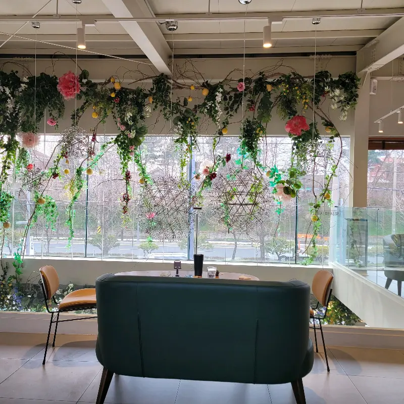 플라워 데코가 인상적인 창가 좌석